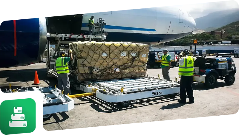 Hombres descargando mercancía pesada de un avión